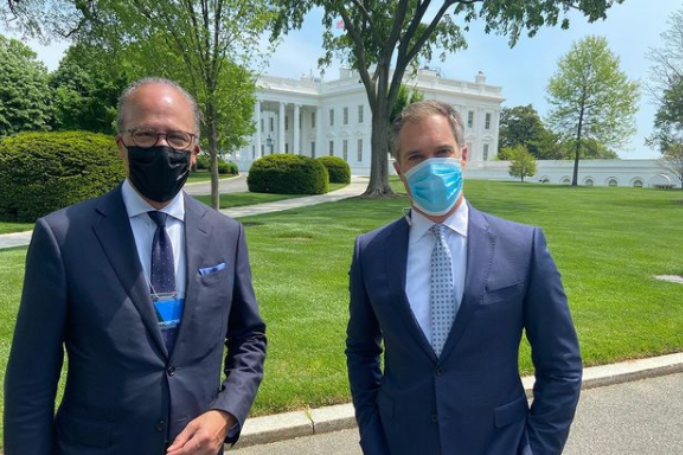 Lester Holt posted a photo of him and his colleague from his recent visit to the White House on April 28th Image Source: Instagram @lesterholtnbc